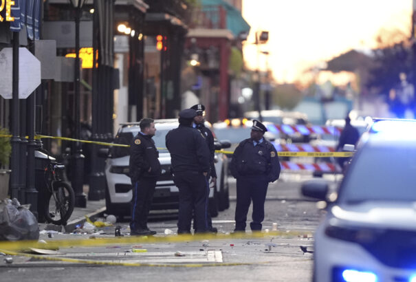 Az ünneplő tömegbe hajtott egy autó New Orleansban, több ember meghalt