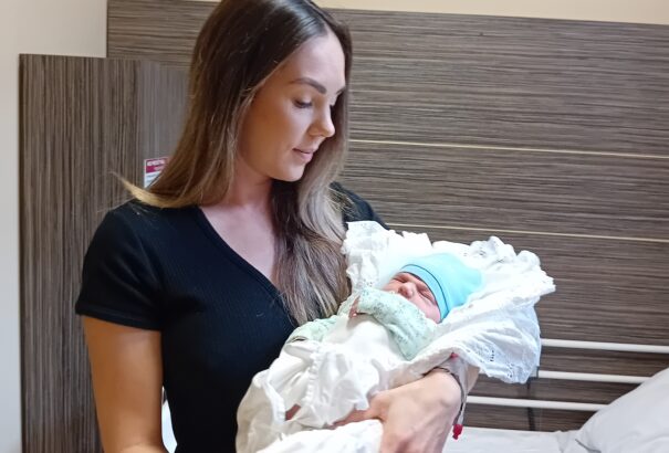 Toni Olivér az első újévi baba az Agel komáromi kórházában – Képekkel