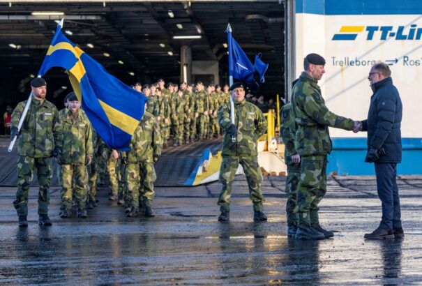 Több száz svéd katona érkezett Lettországba