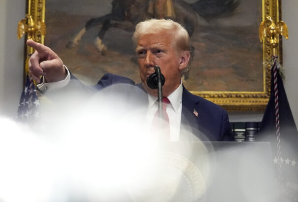 Trump elrendelte, hogy ne engedjék át a migránsokat a mexikói határon