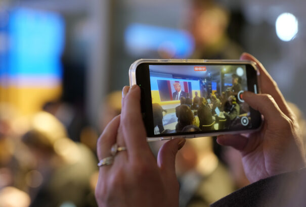 Egészen elképesztő módon lehet lelesni távolról, hogy mi van valaki képernyőjén