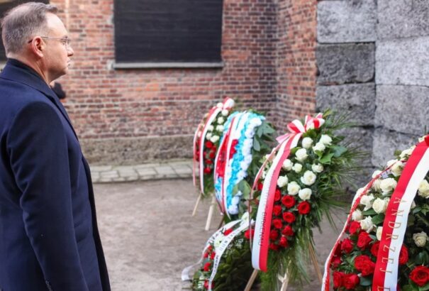 Andrzej Duda megkoszorúzta a Halál Falát Auschwitzban