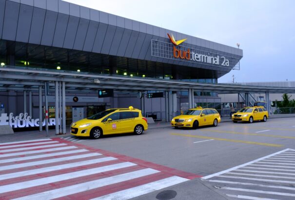 Leugrott egy férfi a budapesti repülőtér galériájáról