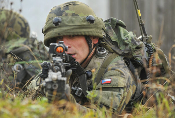 Csehország növelni szeretné a katonai pálya vonzerejét és presztízsét