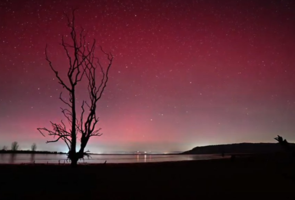 Varázslatos újévi hangulatot teremtett az Erdély egén tündöklő sarki fény (videóval)