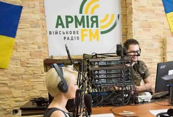 Brutális élő adás: A műsorvezetőnő kezében robbant fel egy páncéltörő gránát egy kijevi rádióstúdióban