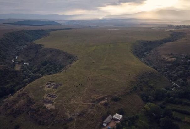 Hatalmas, ősi erőd rejtőzik a Kaukázusban