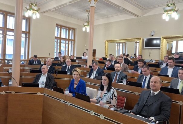 Iskolaösszevonások a Felvidéken és ami mögötte van – Folytatódik Zachar Pál ámokfutása. Botrány a Magyar Szövetség Nyitra megyei frakciójában