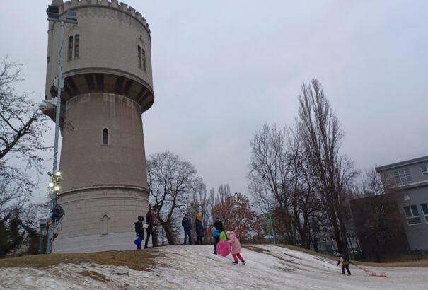 Vidáman siklanak a szánkók a komáromi Víztorony műhavas dombjáról – Képekkel