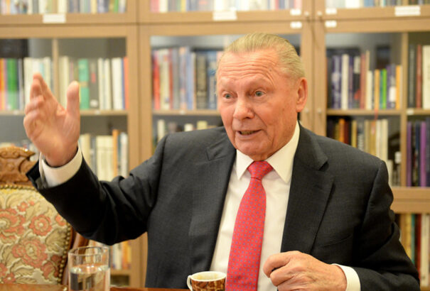 Rudolf Schustert köszönti születésnapján a közmédia