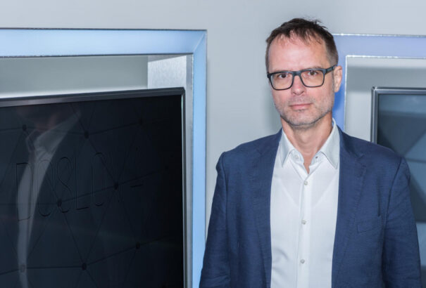 Szalay képviselőt (SaS) beidézte a rendőrség. 25 évet, de akár életfogytiglant is kaphat az oltások miatt