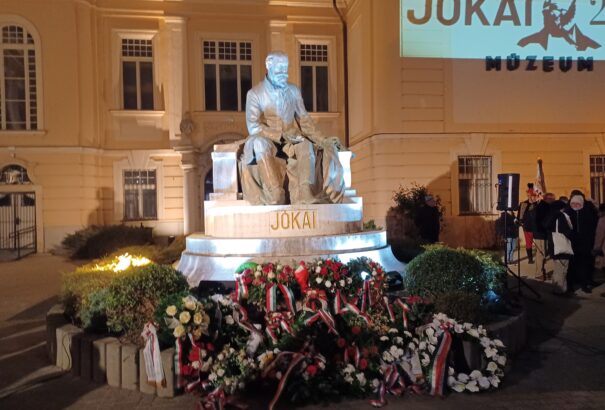 Kétszáz éve velünk él Jókai, a halhatatlan – Képekkel