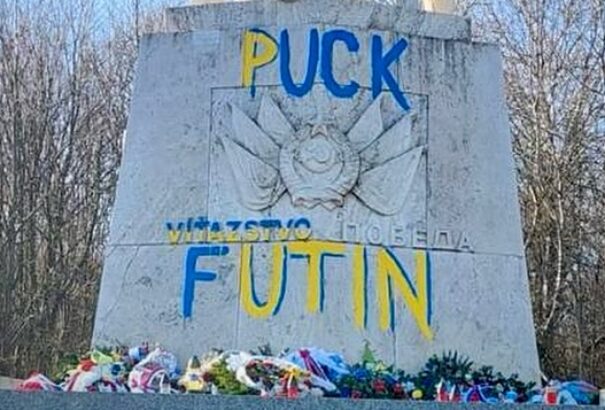 Az ukrán lobogó színeivel fújták be a dargói győzelmi emlékművet