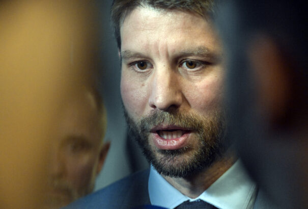 Fico listát kér a civil szervezeteknek nyújtott támogatásokról, Šimečka botrányról és Musk utánzásáról beszél