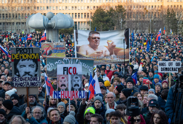 Kuciak meggyilkolásának évfordulóján ismét kormányellenes tüntetések zajlottak – Képekkel
