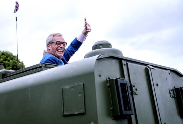 Politikai földrengés készül Nagy-Britanniában is: Nigel Farage pártja vezeti a felméréseket