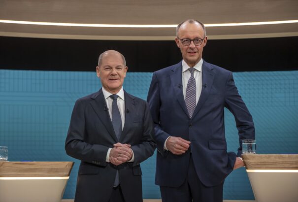 Merz és Scholz első tévévitája: mindkét jelölt szigorítana a migráción, csak másképp