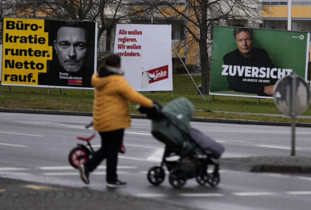 Micskó András: 2025 – Egy illúzió története. A demokráciától az autokráciáig (II.)