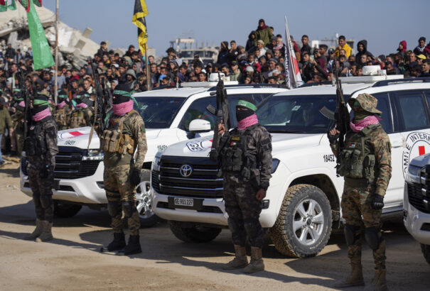 A Hamász további három izraeli túszt adott át a Vöröskeresztnek