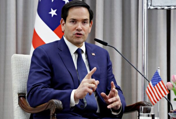 Az amerikai külügyminiszter cáfolta, hogy kihagynák Európát a tárgyalásokból