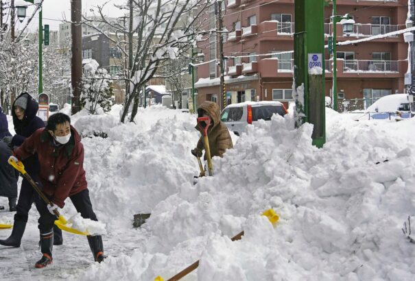 Szokatlan havazás okoz fennakadásokat Japánban