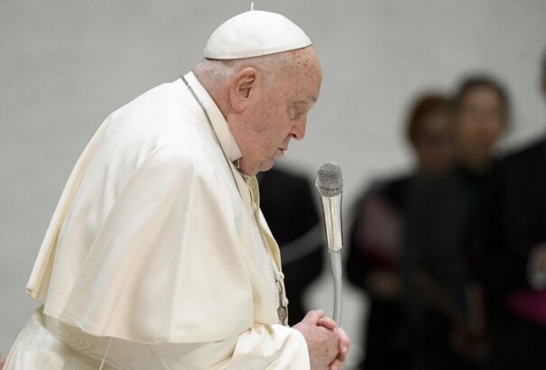 Egyelőre kórházban marad Ferenc pápa