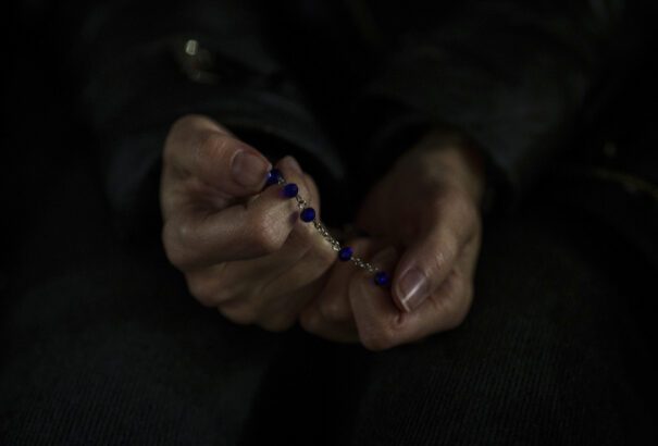 Enyhe javulást mutat Ferenc pápa állapota, karosszékben ülve dolgozott az egyházfő