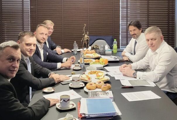 Fico bejelentette, hogy a Smer, a Hlas és az SNS új koalíciós szerződést írt alá