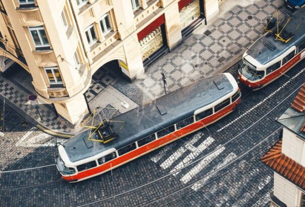 „Nincs jogotok ebben az országban lenni” – videón, ahogy leszállított a járműről egy ukrán családot egy villamosvezető Prágában