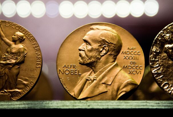 Idén több mint háromszáz személyt és szervezetet jelöltek a Nobel-békedíjra