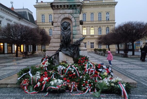 Gazdag tartalmú üzenetek hangzottak el március idusának ünnepén Komáromban – Képekkel