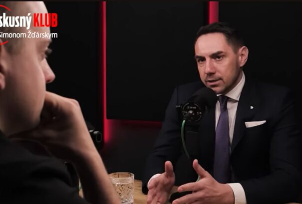 Gyimesi: Ficótól még semmilyen szuverén politikát nem láttunk. Egy feladata van: tartani a hátát Orbán Viktorért az EU-ban