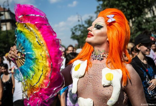 Botrányos körülmények között szavazták meg a Pride-ot betiltó törvényjavaslatot az Országházban