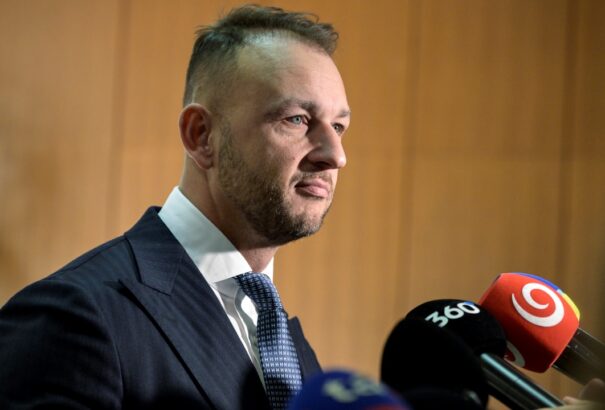 A Hlasban már keresik Kmec utódját, Šutaj Eštok szerint Ficónak inkább a saját minisztereivel kellene foglalkoznia