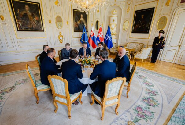 Pellegrini a kerekasztal után: A kormánypártok és az ellenzék is egyetért abban, hogy Szlovákia ne küldjön katonákat Ukrajnába