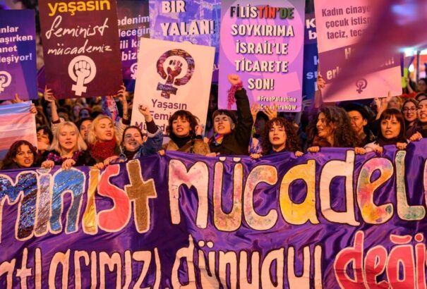 200 tüntetőt vett őrizetbe a török rendőrség az isztambuli Feminista Éjszakai Meneten