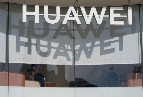 A belga ügyészség öt ember ellen vádat emelt az EP-t és a Huaweit érintő korrupciós üggyel kapcsolatban