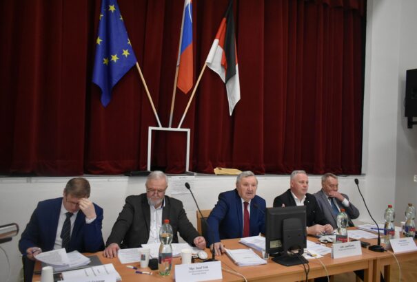 Rimaszombatban a képviselők döntöttek a Csodaszarvas szobrának sorsáról