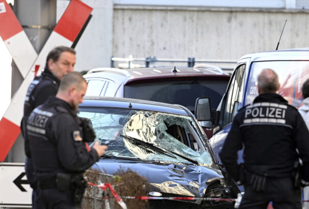 Dráma Mannheimben: Tömegbe hajtott egy autó, egy ember meghalt, többen súlyosan megsérültek