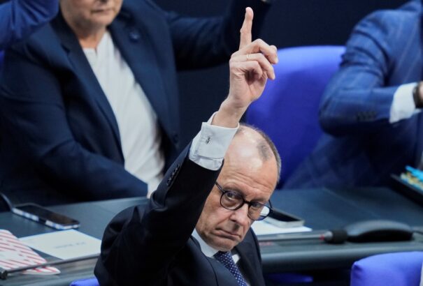 A németek antidemokratikus eszközökkel szorongatnák meg a nem globalista országokat