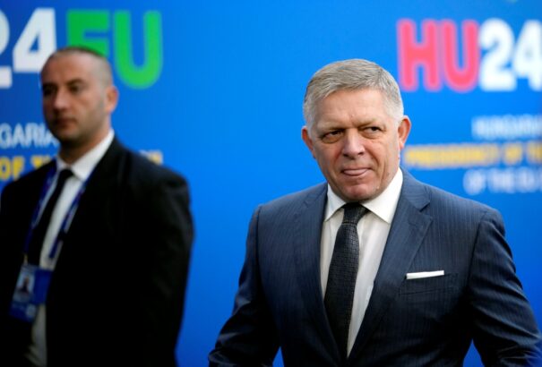 A háborúpárti európai elit nagy erőkkel győzködi Ficót, hogy bólintson rá Ukrajna katonai támogatására