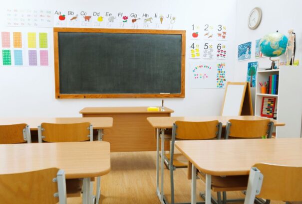 A minisztérium az alapiskolák összevonását sürgeti. Gyenge iskolai teljesítményekről beszél, de valójában a pénz játssza a főszerepet