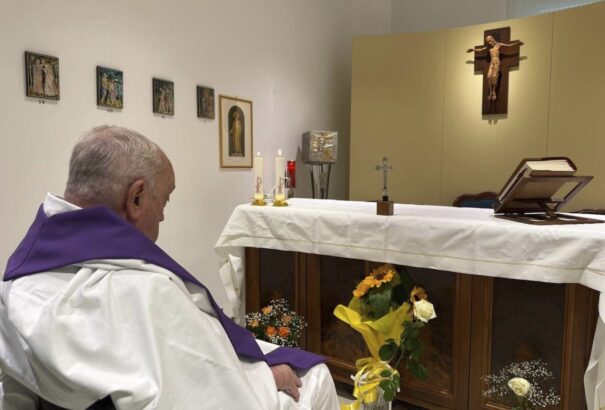 A Vatikán közzétette az első fotót a pápáról kórházba kerülése óta