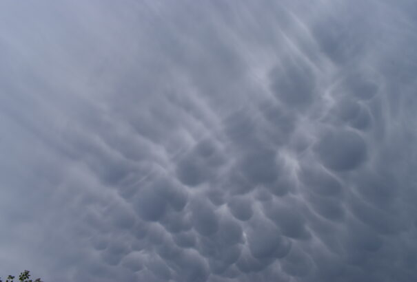 Borongós lesz a kedd, néhol esővel, záporesővel