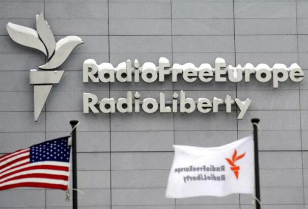 Kezdődik: Összeomlik a Szabad Európa Rádió szerkesztősége az elzárt amerikai pénzcsapok miatt