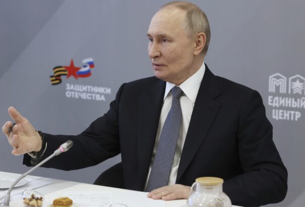 Napóleon sorsára emlékeztette Putyin Macront, a francia elnök beszédére reagálva