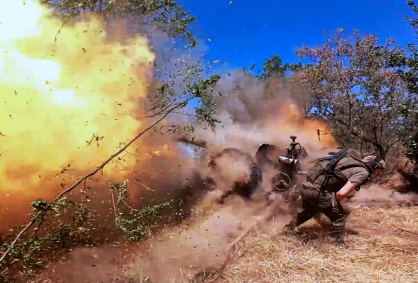 A brit kormányfő megint összerántja Európát egy háborús gyűlésre. Az oroszok lélektani frontot törtek Kelet-Ukrajnában