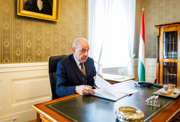 Sulyok Tamás aláírta a Budapest Pride-ot betiltó törvényt