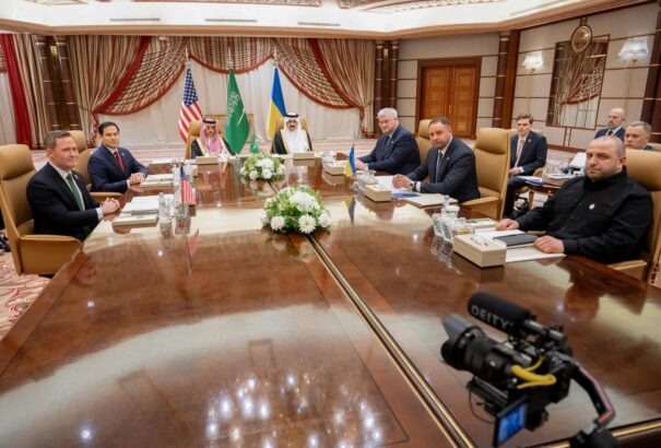 „Pozitívan“ indultak az ukrán-amerikai tárgyalások Szaúd-Arábiában