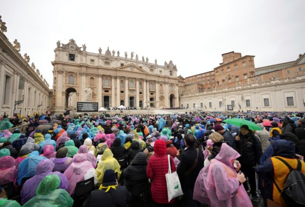 Ferenc pápa vasárnap elhagyja a kórházat, és visszatér a Vatikánba